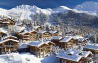 Vor allem im Winter beliebt: Chalets in Verbier, wo auch das Rätsel um das Hotelzimmer 622 gelöst wird. © savills.com.au/blog/