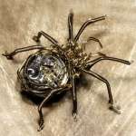 Miniatur-Steampunk-Skulptur in Form einer Uhrwerkspinne aus Messing- und Kupferdraht von Daniel Proulx a.k.a: CatherinetteRings. © wikipedia