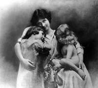 Isadora mit ihren beiden Kindern Deirdre und Patrick, fotografiert von Otto Wegener etwa ein Jahr vor dem Unglück. © gemeinfrei