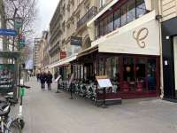 In einem Café nahe dem  Boulevard des Capucines trifft Jean eine Arbeitskollegin von Noëlle. © triapdvisor.fr