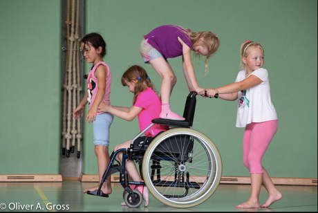 Mellow-Yellow: Kinder machen sich mit dem Rollstuhl vertraut. © MAD