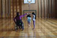 Mixed Abled Dance: Tanzen mit dem Rollstuhl und auf zwei Beinen. © Hans Schubert