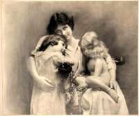 Isadora Duncan mit ihren Kindern Patrick und Deirdre. © gemeinfrei