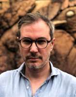 Markus Schinwald, verantwortlich für Konzept, Regie, Bühne und auch den Zuschauerraum samt flammenden Hockern. © Schinwald