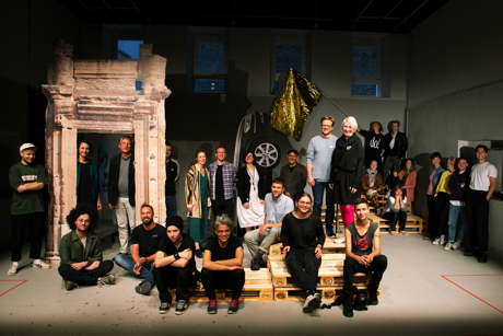 Das brut-Team, fotografiert von Franzi Kreis im Bühnenbild von „Oratorio Europa der Freundlichen Mitte“..