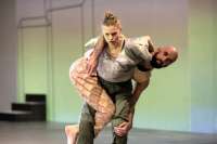 Evandro Pedroni mit Eva-Maria Schaller. Im Hintergrund Zeichen an der Wand. 