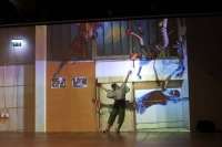 Die Tanzenden auf der Bühne werden in digitalen Bildern an die Wand geworfen. Im Vordregrund: Eva-Maria Schaller.
