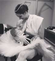 Primaballerina Polina Semionova stillt im Tutu ihre Tochter. Das Bild hat sie selbst auf instagram veröffentlicht: "Das Publikum braucht das." Die Tochter, Vera, geht inzwischen schon in die Schule. @ Semionova / instagramvia instagram Polina Semionova
