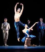 Fast ein klassischer Pas de deux: Davide Dato und Kiyoka Hashimoto. (Blauer Vogel und Prinzessin Florine: Probenbild)
