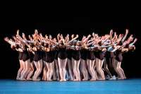 Die Studierenden der Ballettakademie in einer Choreografie von Hans van Manen mit dem Titel "Unisono", einstimmig und langweilig. 