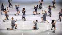 Das Dance On Ensemble in einer Choreografie von Jan Martens: "Jan Martens: any attempt will end in crushed bodies and shattered bones / jeder Versuch wird mit zerquetschten Körpern und zertrümmerten Knochen enden". © GRIP
