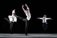 "Große Fuge"  von Anne Teresa De Keersmaeker für sieben Männer und eine Frau. Im Bild: Andrés Garcia Torres, Duccio Tariello, Fiona McGee.