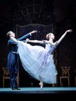 Elen Bottora tanzt ihre Seele in Balanchines "Liebeslieder Walzer" mit Denys cherevychko.