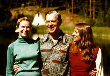 Gruppenbild mit Autor. Links Jean Erdman, rechts Joan Halifax.