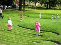 Das berühmte Labyrinth, TurfMaze genannt, im Park von Saffron Walden / Audley End House. Sarah macht es wie die spielenden Kinder, sie geht es genau ab. © wikipedia