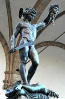 Perseus, der tapfere Held mit dem Haupt der Medusa. Bronze von Benvenuto Cellini, Florenz, Loggia dei Lanzi, 1554. Gemeinfrau / Jaatrow / wikipedia