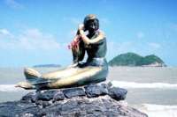 Mermaids sind auch in Thailand bekannt. Die moderne Skulptur, geschaffen von Jitr Buabus, befindet sich am Strand von Songkhla.  © wikipedia / GNU free license