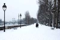 Meist ist Sommer in der leeren Stadt, doch einmal stapft Bosmans auch durch das winterliche Paris. © Flavio Ensiki rove.me