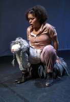Das Schaf, geführt und gespielt von Cecilia Kukua, ist mit seinem Aussehen unzufrieden. 