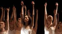 Das Ballettensemble der Semperoper in Dresden tanzt Pina Bauschs Choreografie "Iphigenie auf Tauris" zur Musik von Gluck. 