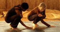 Die Tänzerinnen sind das Zentrum der Choreografie. Jo Ann Endicott kümmert sich um jede einzelne.