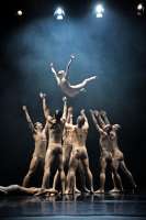 Fast eine lockere Passage: Frauen werden in die Höhe geworfen. 