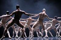 Eine Seelenkette? Oder doch, eingekette Seelen. In jedem Fall intensiver Tanz. 