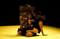 Zwei Körper, die zu einem verschmelzen. (Natali Mandila, Katerina Andreou)