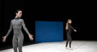 Tänzerinnen ohne Emotionen, mehr tanzende Maschinenwesen. Merce Cunningham wäre es recht gewesen. 