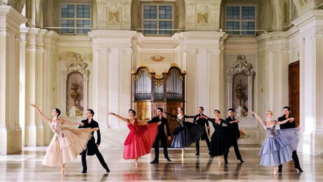 "An der schönen blauen Donau" tanzt ein Ensemble des Wiener Staatsballetts.