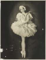Die Primaballerina Olga Spessiwzewa (auch Spessiva) als Schwanenkönigin, 1934.  Die Ikone des romantischen / klassischen Spitzentanzes hat als „Giselle“  Ballettgeschichte geschrieben. Sie ist 1991 mit 96 Jahren in Valley Cottage, New York, gestorben. © gemeinfrei / wikipedia