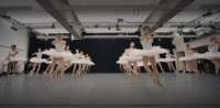 Das corps de ballet probiert mit nackten Beinen für die Premiere von „Schwanensee“.. © Videoausschnitt „Swan Song“