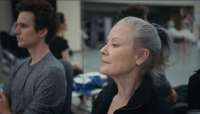 Karen Kain beobachtet mit dem Choreografen und Assistenten Robert Binet die Proben zu ihrer ersten Choreografie. © Videoausschnitt „Swan Song“.
