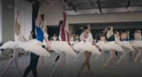 Das Corps de ballet probt „Schwanensee“. Auch ohne Strumpfhosen werden die Schwäne das Publikum bezaubern. © Videoausschnitt „Swan Song“