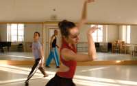 Im Ballettsaal der Wiener Staatsoper: Nina Poláková, Manuel Legris, im Hintergrund der Choreograf Parick de Bana.