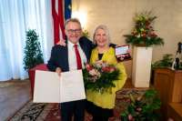 Es ist vollbracht: Choreografin Liz King kann nun mit "sehr geehrte" angesprochen werden. Ernst Woller hat das Dekret und die Medaille überreicht. © David Bohmann / PID