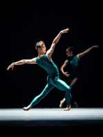 Davide Dato mit Hyo-Jung Kang: „In the Middle, Somewhat Elevated" von William Forsythe. 