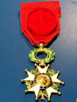 Alain Finkielkraut ist auch officier de la Légion d’honneur. Wenn er Lust hat, darf er sich seine Insignie ans Sakko heften. Die Abbildung zeigt ein Ausstellungsstück aus dem Musée du 11 Conti, dem ehemaligen Münzmuseum. © wikipedia