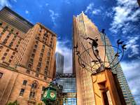 Eines der fünf Multikulturalismus-Monumente am Bahnhofsvorplatz von Toronto. Entworfen hat es Francesco Perilli.  © wikipedia 