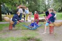 Auf dem Spielplatz beobachtet die Mutter andere Mütter. Die sind nicht wie sie. © lokalkompass.de/ Foto Schmitz 