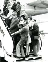 Vor dem Abflug zum Gastspiel in New York, 1969. Von unten nach oben: John Cranko, Marcia Haydée, Walter Erich Schäfer mit Irmgard Schäfer, John Neumeier (mit Sonnenbrille), sowie weitere Mitarbeiter und Freunde des Balletts. © Gundel Kilian / Stuttgarter Ballett