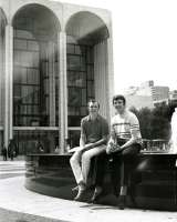 John Cranko mit Ballettmeister Alan Beale vor der Metropolitan Opera (MET) in New York, 1969.