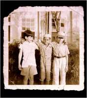 Gregory mit seinen kubanischen Freunden, Rodolfo Villareal und Ramos Finco, circa 1940.  Die kubanischen Buben aus dem Armenviertel von Havanna wurden von Ernes H. regelmässig zum Baseball-Spiel in den Garten geholt.  © José Goitia for The New York Times / gemeinfrei 