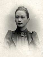Hilma af Klint, Porträtfoto, 1901. Quelle: Moderna Museet, © gemeinfrei