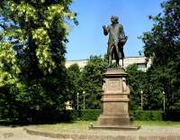 Immanuel Kant: Denkmal in Kaliningrad (ehedem Königsberg). Replik des Originals von Christian Daniel Rauch, errichtet 1864 und im Zuge des 2. Weltkriegs verschwunden. Die „neue“ Statue wurde 1992 in Kaliningrad aufgestellt.  @ Valdis Pilskalns / CC-License