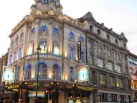    Das Gielgud-Theatre, erbaut von William George Robert Sprague, der auch das nahe Wyndham Theatre, der Schauplatz des 1. Romans, erbaut hat. © Wikipedia             