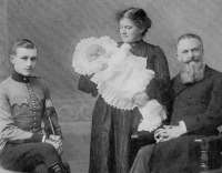 Familie Lorenz 1903: Albert, Baby Konrad und die Eltern Emma und Adolf. © gemeinfrei 