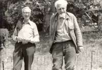 Konrad Lorenz (re.) mit seinem Freund, dem Zoologen Nikolaas Tinbergen, bei dessen Beuch 1978 in Seewiesen. Tinbergen wurde gemeinsam mit Lorenz und Karl von Frisch, genannt Bienenfrisch, 1973 mit dem Nobelpreis ausgezeichnet. © wikipedia 