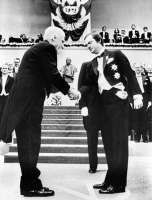 Der schwedische König Carl Gustav überreicht Konrad Lorenz den Nobelpreis für Physiologie oder Medizin. Der Zeremonie im Dezember 1973 waren Proteste wegen der Nazi-Vergangenheit des Verhaltensforschers vorangegangen. @ Votava / brandstaetter images /