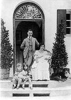 Familie Mann 1909 vor ihrem Haus in Bad Tölz. Mutter Katia hält Golo (eigentlich Angelus Gottfried Thomas) im Arm,  davor sitzen Erika und Klaus. gemeinfrei